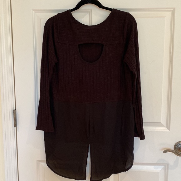 Pleione Lightweight Sweater Top w/Cutout Back - Picture 3 of 4